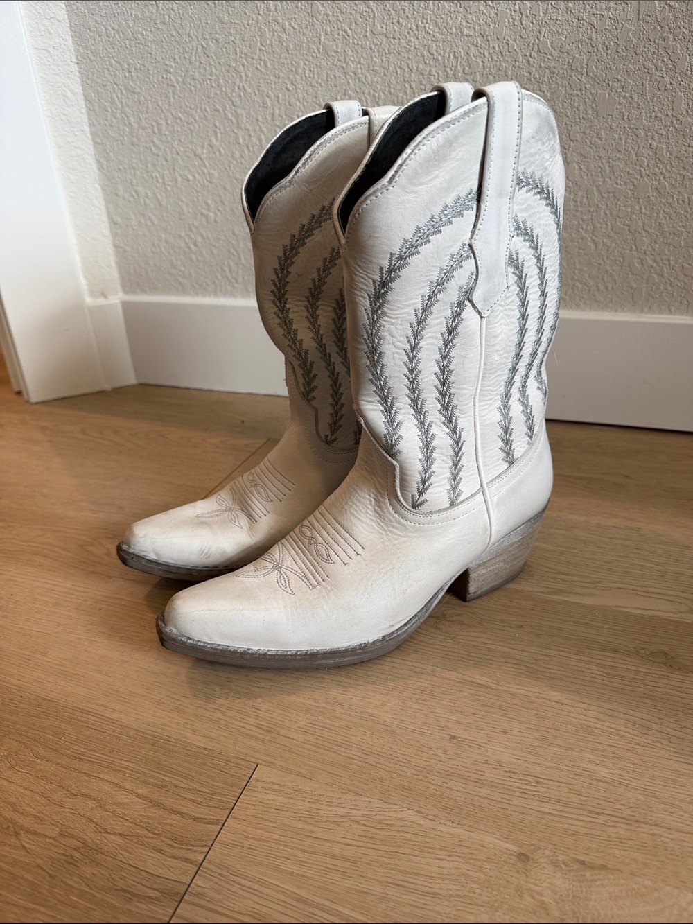 Sterling River Women’s White Embroidered Western Boots
